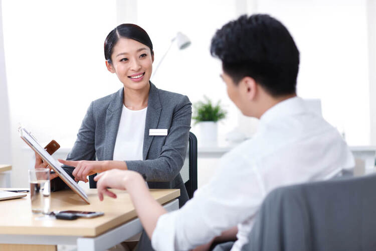 Nhân viên showroom phải tư vấn bán hàng