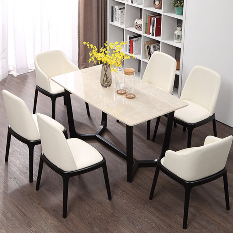 Bàn ăn mặt đá khi vệ sinh, lau chùi rất dễ dàng