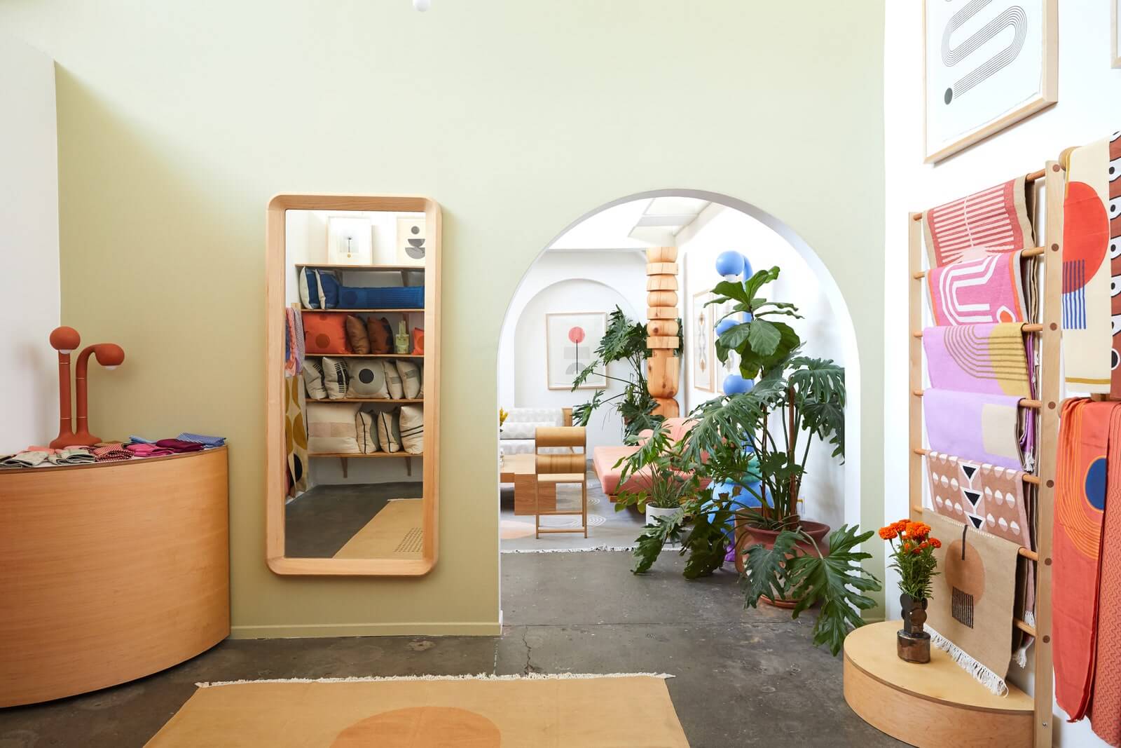 Nên kết hợp màu thật hài hòa để tăng sự ấn tượng, tạo điểm nhấn cho cửa hàng