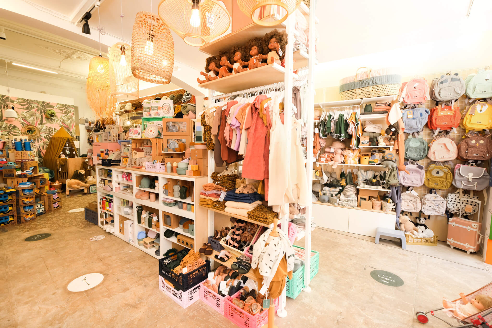 Tham khảo một vài mẫu thiết kế cửa hàng lưu niệm đẹp, ấn tượng