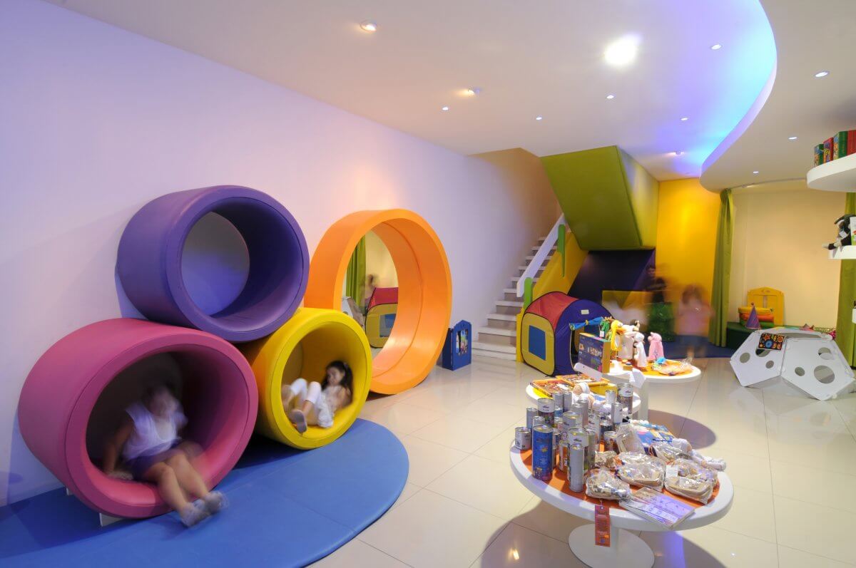 Nên có khu vực vui chơi cho bé trong cửa hàng để ba mẹ có nhiều thời gian chọn lựa đồ