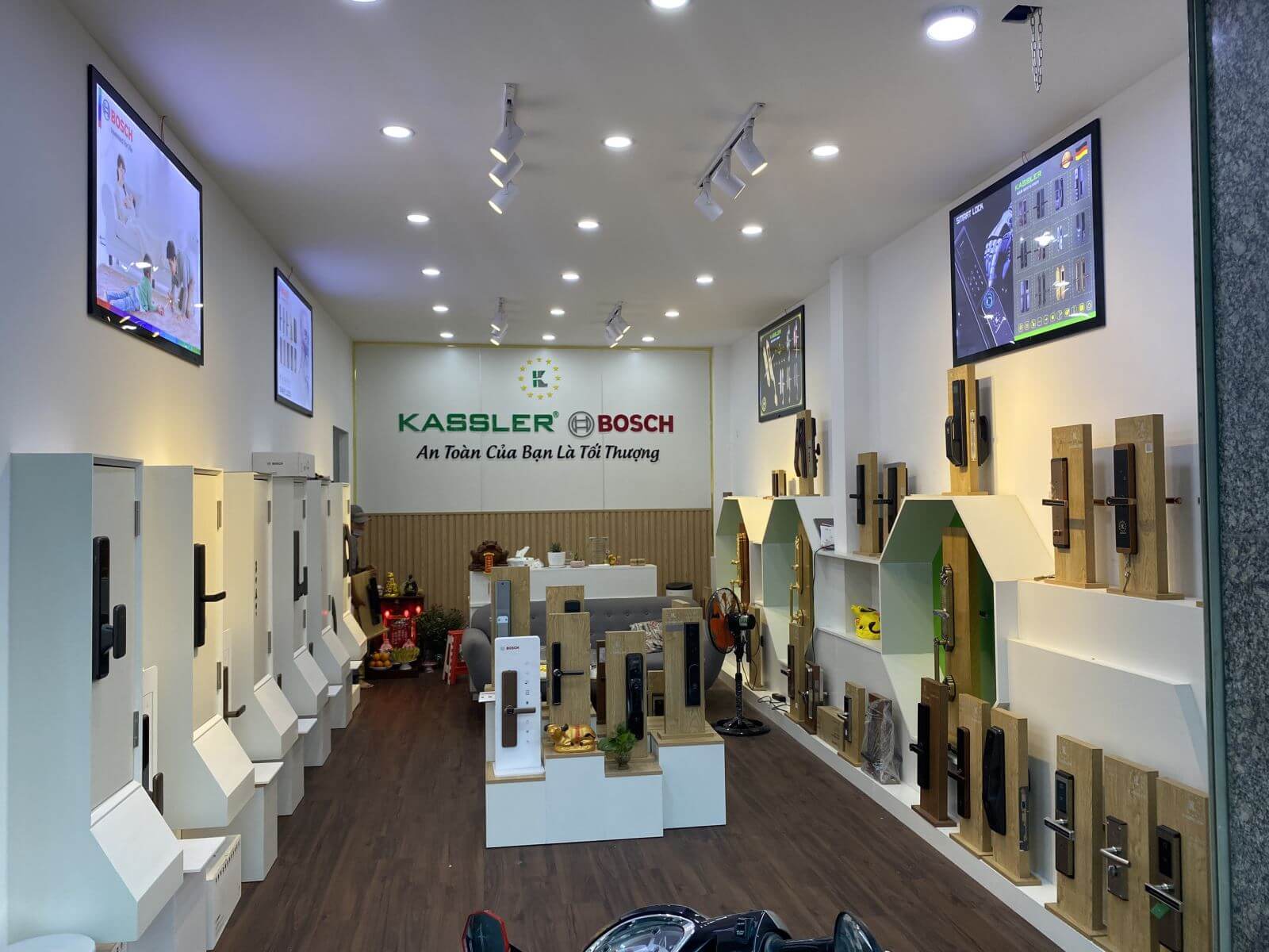 mẫu thiết kế cửa hàng khóa thẩm mỹ, thông minh, ấn tượng không nên bỏ qua