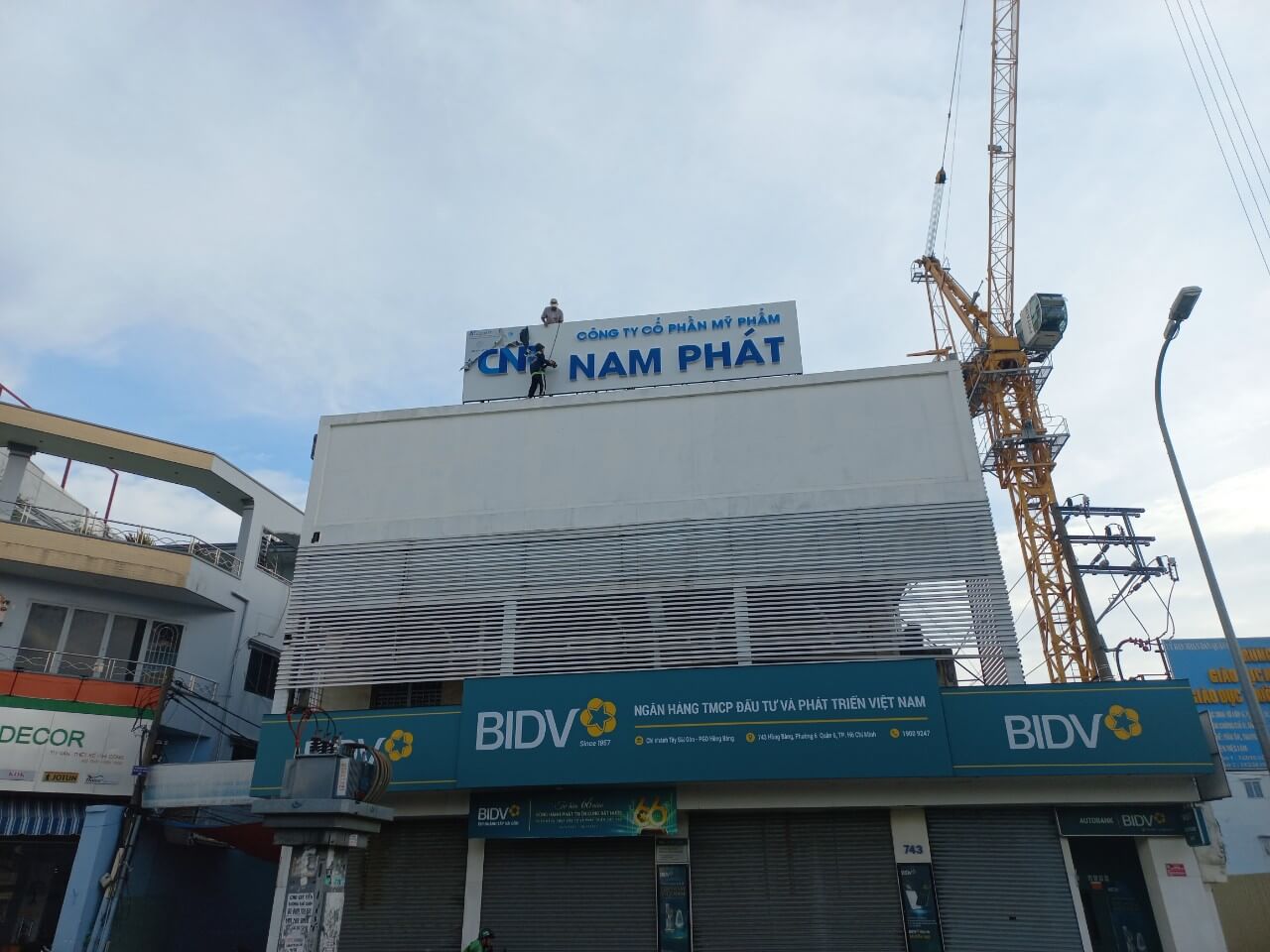 bảng hiệu alu chữ nổi mica Pendecor