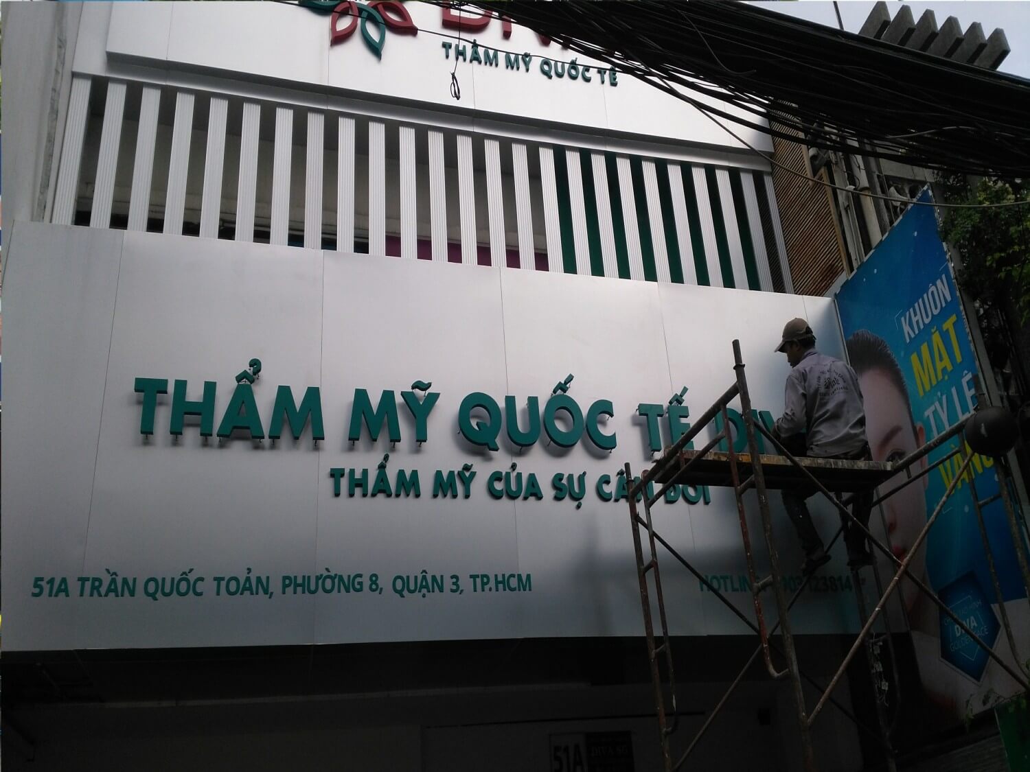 bảng hiệu mica chữ nổi Pendecor